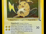 une carte Pokémon jaune sur laquelle figure l'image d'un Pikachu