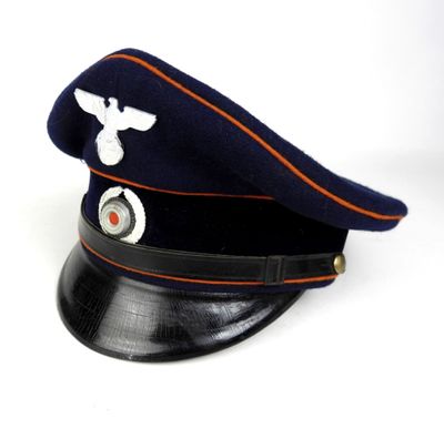 casquette bleu marine avec une bordure orange et un aigle blanc dessus