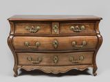 une commode ancienne avec des poignées en laiton et un plateau en bois