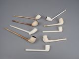 Plusieurs types différents de pipes à fumer sont disposés en cercle