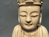 une statue de Bouddha coiffée d'une couronne