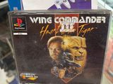 deux consoles de jeux vidéo exposées dans un magasin