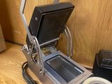 une machine posée sur une table, avec un rouleau de ruban adhésif