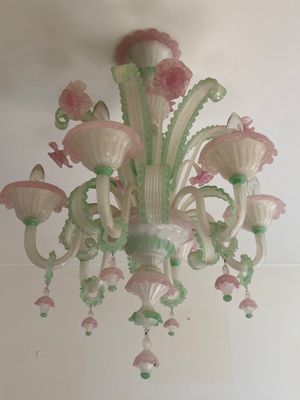 un lustre rose et vert suspendu au plafond
