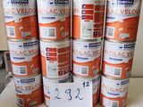 plusieurs pots de peinture sont empilés sur une table