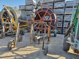 de nombreux types de tuyaux différents sur un chariot