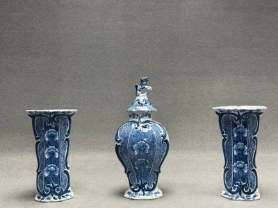 DELFT fin XIX° Paire de vases et pot couvert en faïence.