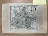 une vieille carte dessinée sur un bout de papier posé sur une table