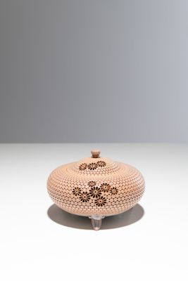 un vase posé sur une table blanche