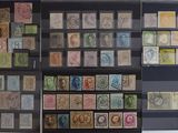 de nombreux timbres exposés dans une vitrine