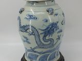 un vase bleu et blanc orné d'un dragon