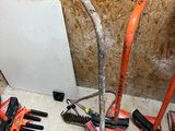 de nombreux outils qui traînent par terre dans la salle de bains