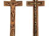 deux croix en bois représentant Jésus sur la croix et Jésus sur la croix