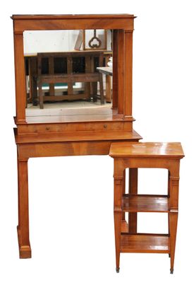 un petit bureau en bois surmonté d'un miroir