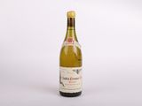 une bouteille de vin blanc posée sur une surface blanche, avec un fond blanc