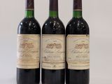 trois bouteilles de vin sont alignées sur une surface blanche