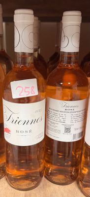 plusieurs bouteilles de vin sont alignées sur une étagère