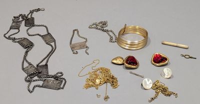 de nombreux types de bijoux sur la table