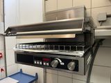 un four qui se trouve dans une cuisine, à côté d'une table