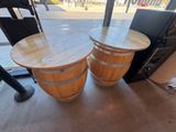 deux tonneaux en bois posés sur une table devant une fenêtre