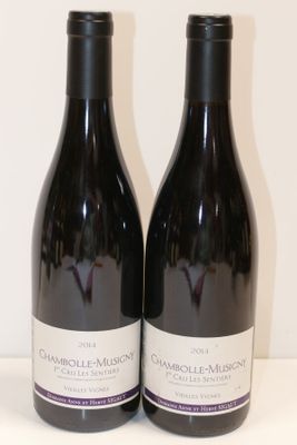 deux bouteilles de vin posées sur une table l'une à côté de l'autre