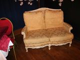 un canapé et un fauteuil dans une pièce décorée de fleurs de cerisier
