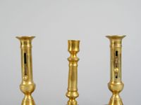 Paire de bougeoirs à poussoir en métal doré de style XIXe. (photo 2)