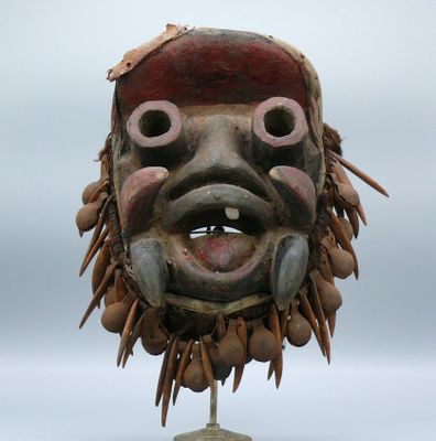 Masque "Tehe gla" en bois dur et lourd à patine sombre et re…