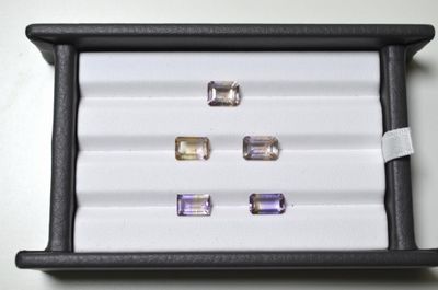 Un lot de 8 cts d'amétrines facettées tailles émeraudes