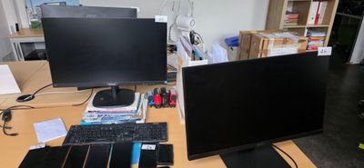 un bureau équipé de deux écrans et d'un clavier