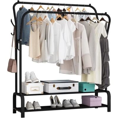Le porte-vêtements supporte plusieurs paires de chaussures et une valise.