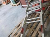 plusieurs pièces de bois sont empilées dans un entrepôt