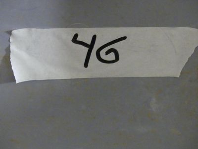 un bout de papier sur lequel est inscrit le chiffre 46