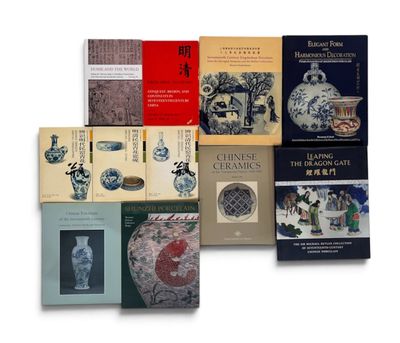 plusieurs livres sont empilés sur une surface blanche