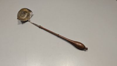 Louche à punch en argent, manche en bois tourné. Poinçons XVIIIe, re-p - Photo 1