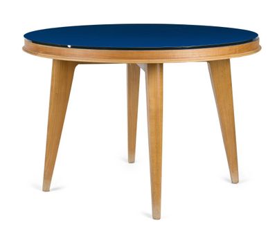 un gros plan d'une table au plateau bleu sur fond blanc
