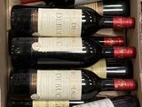 bouteilles de vin rouge dans un carton sur une table