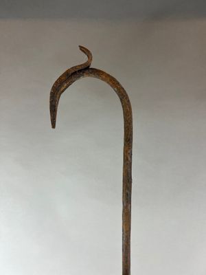 gros plan d'un objet métallique sur une surface blanche
