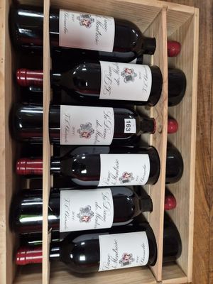 bouteilles de vin rouge dans un coffret en bois sur une table