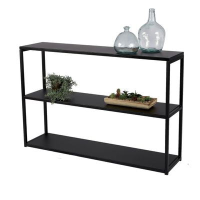 L'étagère est noire et comporte trois tablettes sur lesquelles sont disposées des plantes.
