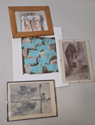 des photos de personnes accrochées au mur d'une pièce