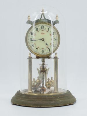 un dôme de verre avec une horloge à l'intérieur