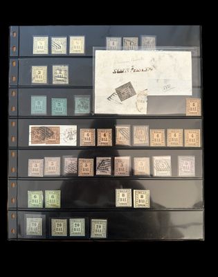 une exposition de timbres et des timbres exposés dans une vitrine