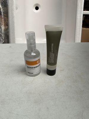 un flacon de lotion et un tube de lotion posés sur un comptoir