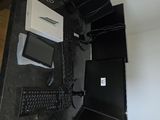 un bureau sur lequel se trouvent un ordinateur, un clavier, une souris et d'autres objets