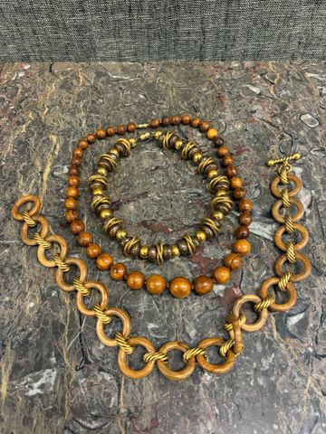 Lot de 3 colliers, anneaux bois et doré, coules en bois et tour d...