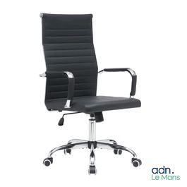 La chaise de bureau est dotée d'une assise en cuir noir et d'un piètement chromé.