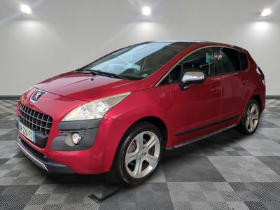 la voiture rouge est garée dans le garage sur le sol en damier