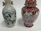 deux vases posés l'un à côté de l'autre sur une surface blanche