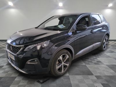 la photo d'une voiture noire garée dans un garage
